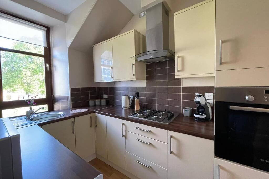 No 10 Immaculate City Centre, Top Floor 2 Bed Flat With Free Parking Inverness Exterior photo